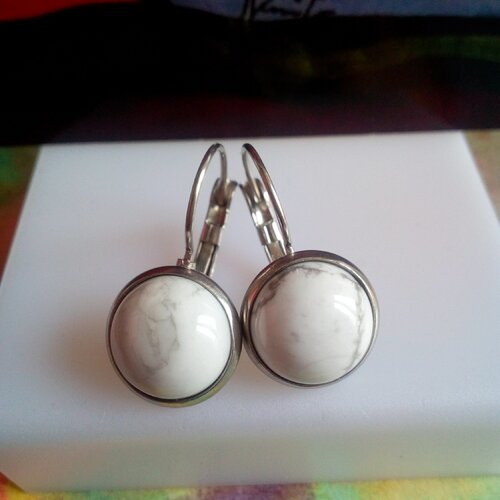 Howlite ,boucles oreilles dormeuses rhodiées avec cabochons ronds 12mm,pierre precieuse,fait mains en france,cadeau fete anniversaire noel