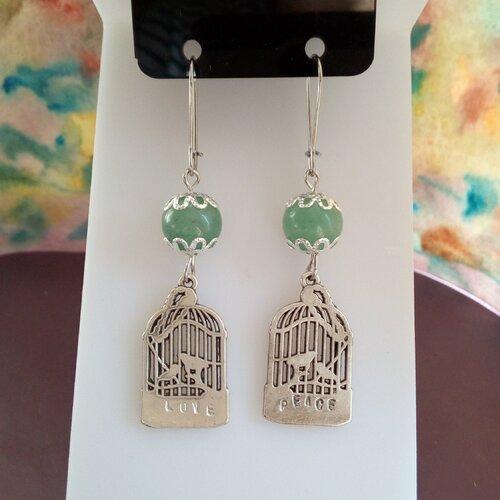 Boucles oreilles aventurine pierre fine verte et breloques cage oiseaux amoureux gravure peace love,crochets acier,cadeau fete anniversaire