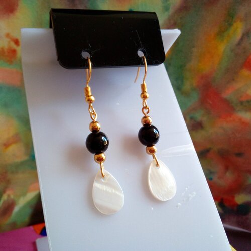 Boucles oreilles plaque or avec onyx noire pierre ronde et breloque goutte nacre blanc,fermoirs crochets oreilles percees,cadeau fete noel