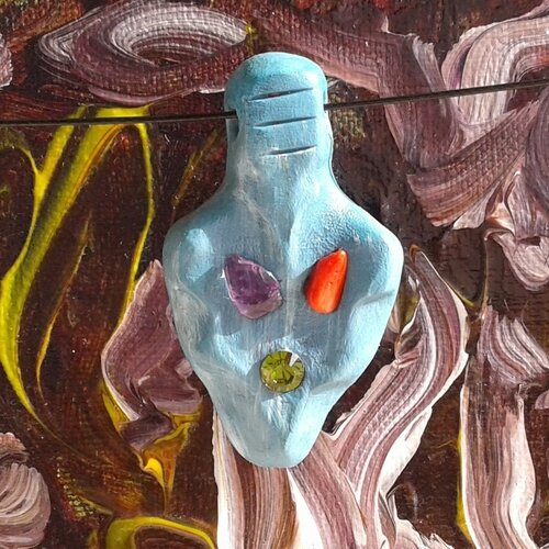 Pendentif argile et pierres precieuses,tête de mort amethyste corail et cristal swarovski,bleu rouge vert violet,fait mains en france