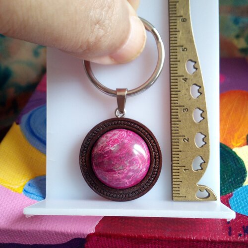 Porte cle bijou de sac en bois avec cabochon rond pierre onyx rose,chaine et fermoir en acier,cadeau fete anniversaire noel,cadeau fete noel