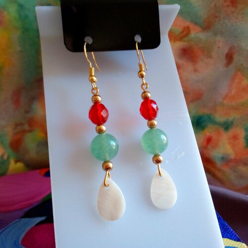 Boucles oreilles aventurine pierre fine quartz vert, des perles de verre rouge et des breloques gouttes en nacre blanc,crochets plaque or