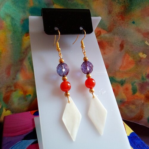 Boucles oreilles cornaline pierre fine rouge et perles rondes verre de boheme violet avec pendentifs losange nacre blanc,crochets plaque or