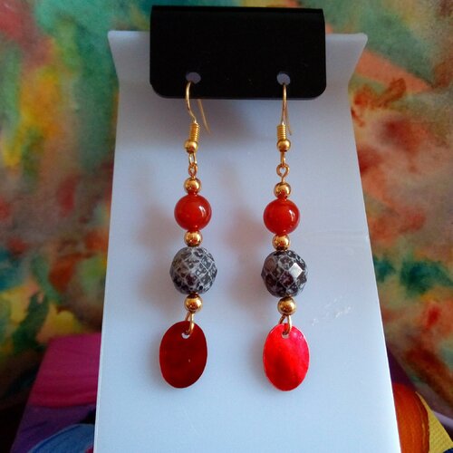 Boucles oreilles chandelier cornaline pierre fine quartz rouge orange,perles verre facette gris noir,breloque nacre rouge,crochets plaque or