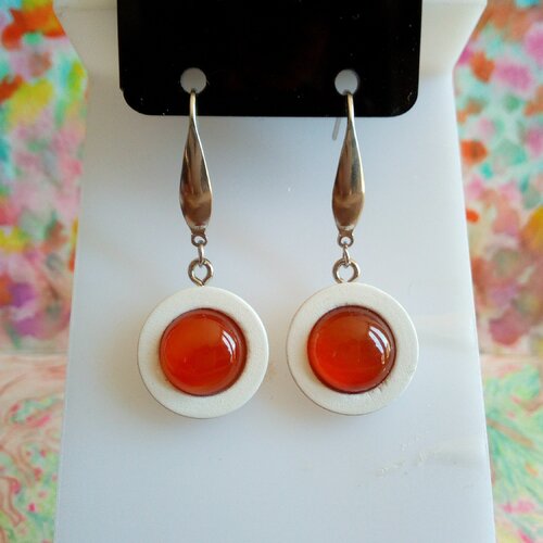 Cornaline, pierre fine,boucles oreilles bois blanc avec cabochons ronds,fermoirs crochets acier 316l,fait mains en france