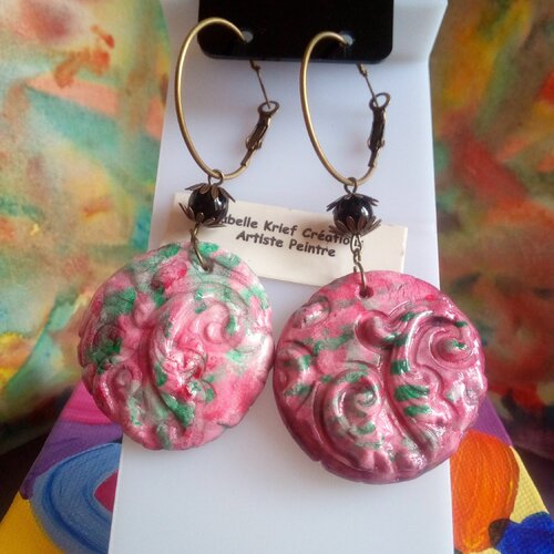 Onyx noir pierre precieuse,boucles oreilles creoles laiton bronze avec pendentifs polymère peint rose et vert fleuri,fait mains en france