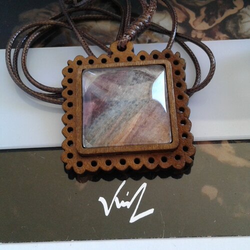 Collier bois et coton avec pendentif carré aquarelle