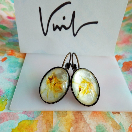 Art portable,boucles oreilles dormeuses laiton bronze avec cabochons ovales en verre peint par artiste,jaune blanc nacre,bijou femme homme