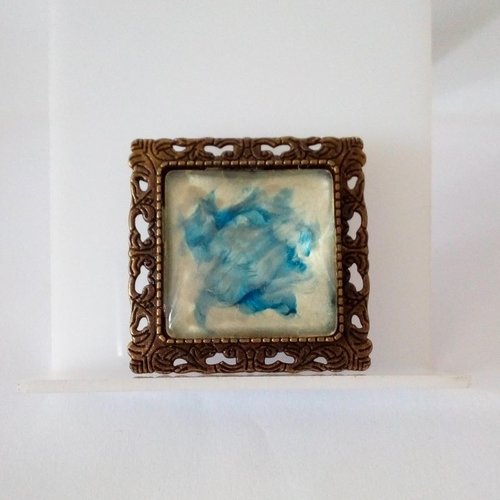 Peinture fluide,broche laiton fleuri art nouveau avec cabochon carré en verre peint bleu et nacre blanc,abstrait fantastique