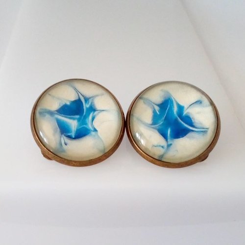 Peinture fluide,clips oreilles non percees avec cabochons verre loupe ronds 18mm, bleu et nacre blanc,abstrait fantastique cadeau fete