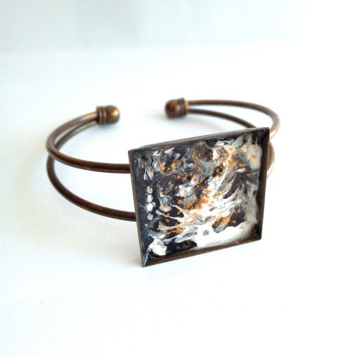 Peinture acrylique fluide,bracelet jonc laiton bronze avec cabochon carré 25mm, art abstrait fantastique noir blanc et poudre d'or