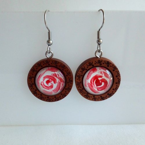 Boucles d oreilles acier et bois fleuri avec cabochons ronds en verre peint, rouge pourpre et blanc