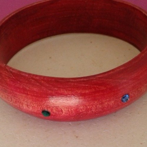 Bracelet bois rond rouge magenta orné de cristal swarovski vert émeraude, bleu saphir,  peint à la main bijou