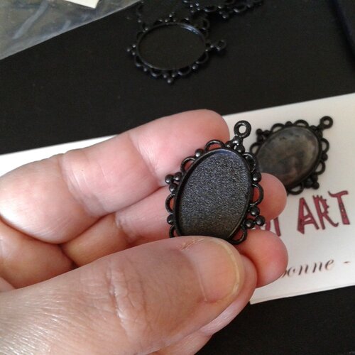 18x25mm,base pendentif noir,collage cabochon oval,fond plat,verre image fimo,fleur grappe,vendanges raisin ajouré,diy bricolage mercerie