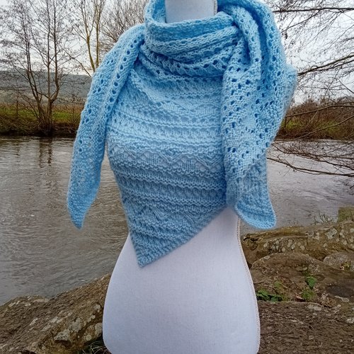 Cheche ou châle  ciel         ( vendu )  remis en main propre