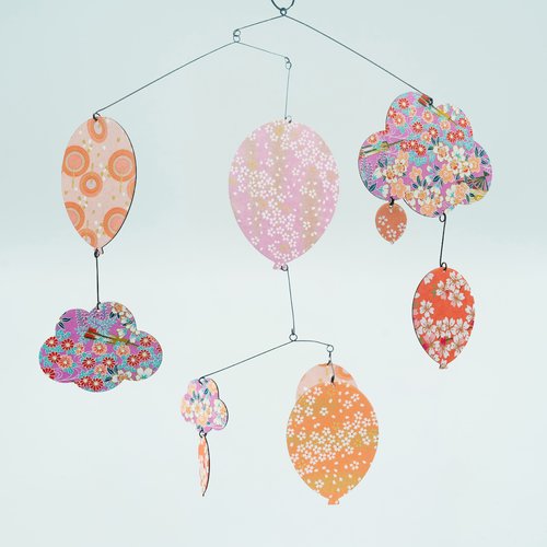 Mobile yume en fils de métal, ballons et nuages en papier washi