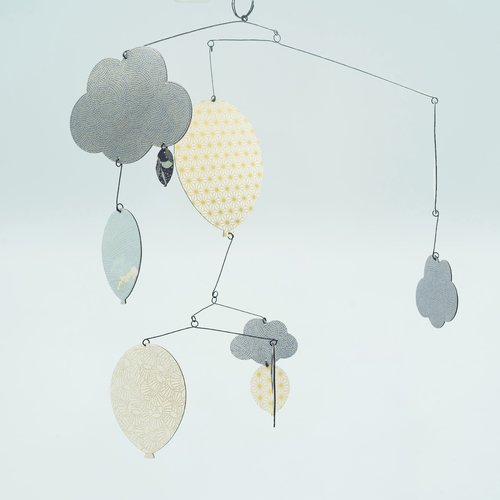 Mobile yume en fils de métal, ballons et nuages en papier washi