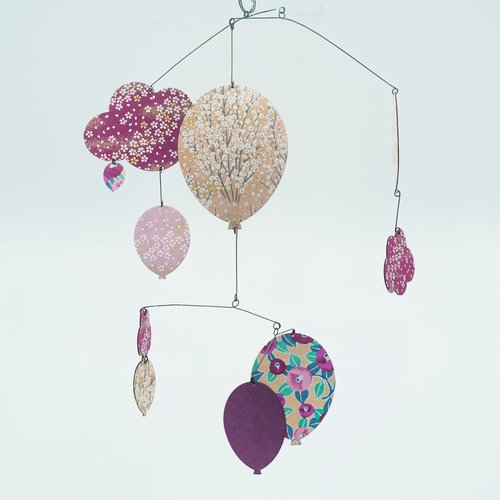 Mobile yume en fils de métal, ballons et nuages en papier washi