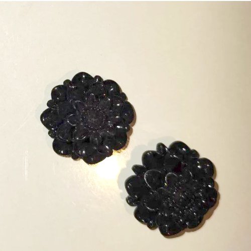 2 cabochons noirs fleur bombée hortensia en relief pour création de bijoux