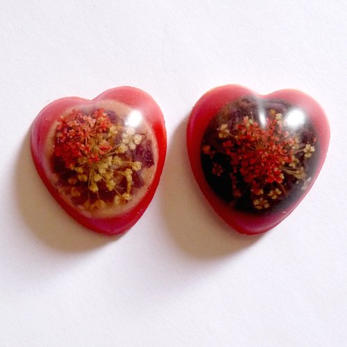 2 cabochons cœurs noirs rouges fleurs séchées sous résine pour création de bijou romantique