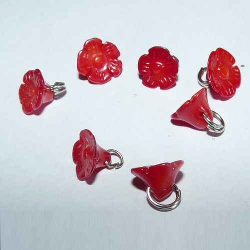 7 breloques fleur en corail pendentifs rouges coroles ciselés pour création de bijoux