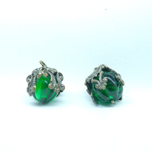2 perles pendentifs en verre vert et embouts calottes sculptés ajourés vintage breloques pour création de bijoux