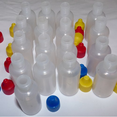 15 petites bouteilles verseur en plastique 6,5 cm