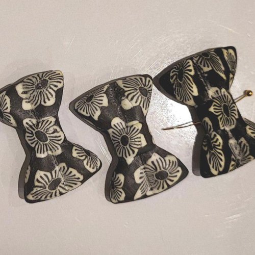 3 connecteurs noeud papillon gris et noir aux fleurs blanches pour création décoration de bijoux