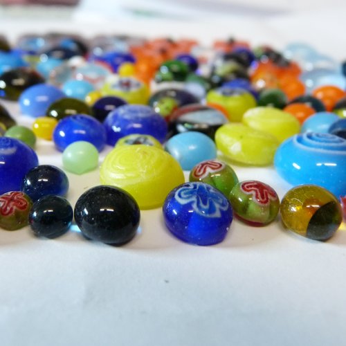 Lot de cabochons multicolores ronds bombés fleuris en verre pour création collage