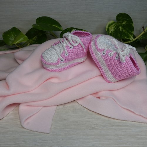 Chaussons bébé style baskets – faits main au crochet
