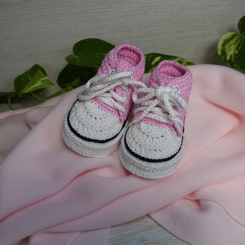 Chaussons bébé style baskets – faits main au crochet