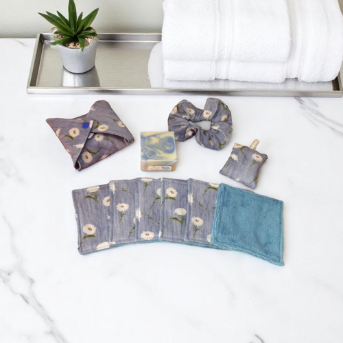 Ensemble salle de bain, kit beauté bien-être motif marguerites sur fond jeans