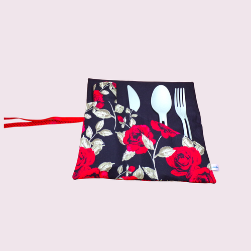 Pochette - étui à couverts matelassé et sa serviette coton doublé bambou modèle rose rouge sur fond noir