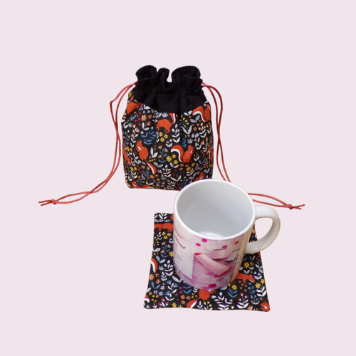 Pochette de transport mug et son sous mug, sac de rangement forme pochon ouatiné motif écureuils