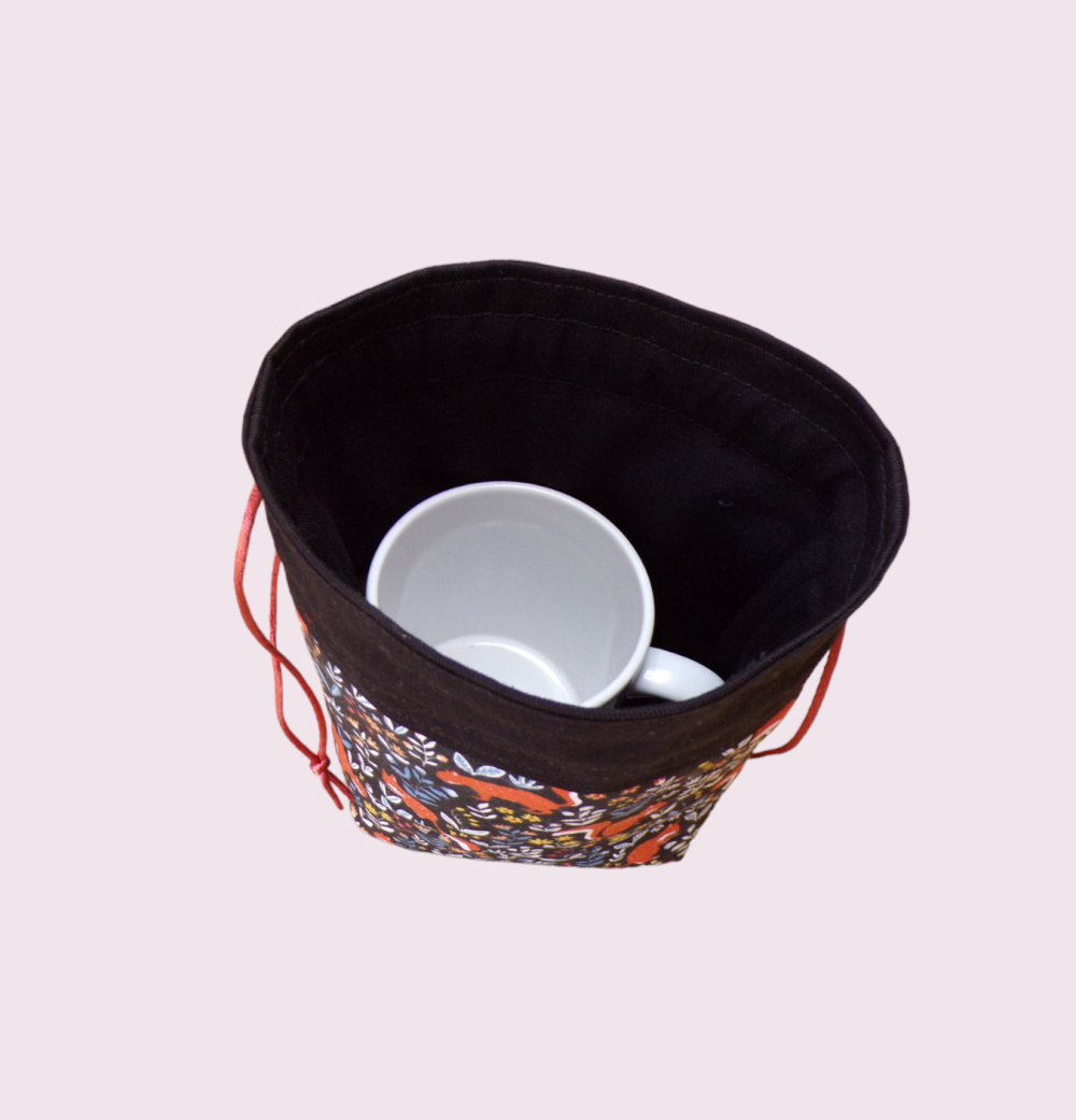 Pochette de transport mug et son sous mug, sac de rangement forme pochon  ouatiné motif écureuils - Un grand marché
