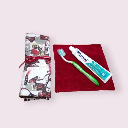 Etui pour brosse à dents manuelle ou électrique et dentifrice avec serviette