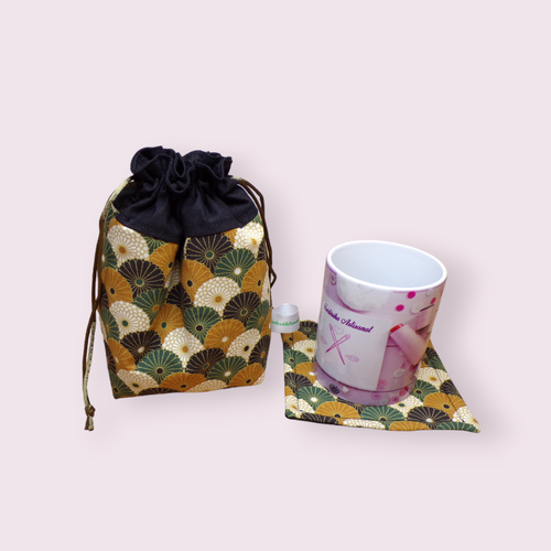 Pochette de transport pour mug et sous mug, sac de rangement forme pochon ouatiné motif rosaces doublé noir