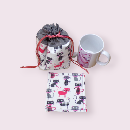 Pochette de transport pour mug et sous mug, sac de rangement forme pochon ouatiné modèle chats rouges et gris