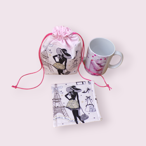 Pochette de transport pour mug et sous mug, sac de rangement forme pochon ouatiné modèle moi paris fond rose