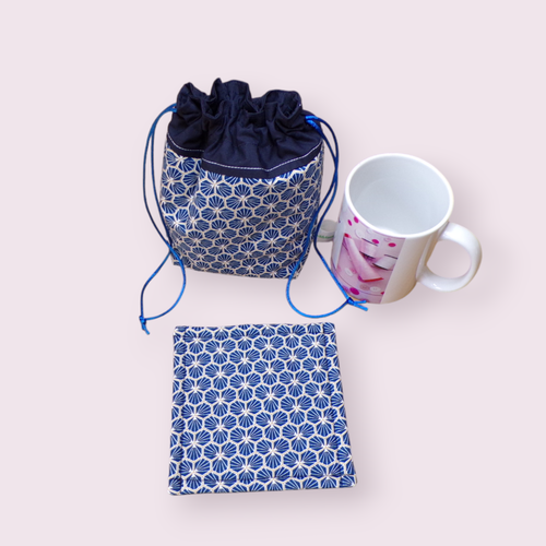 Pochette de transport pour mug et sous mug, sac de rangement forme pochon ouatiné motif rosaces bleues et or