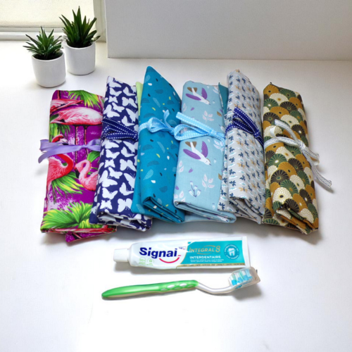 Etui pour brosse à dents manuelle ou électrique dentifrice et poche petite serviette