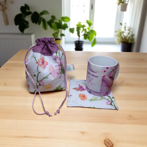Pochette de transport pour mug et sous mug, sac de rangement forme pochon ouatiné modèle fleuri et papillon