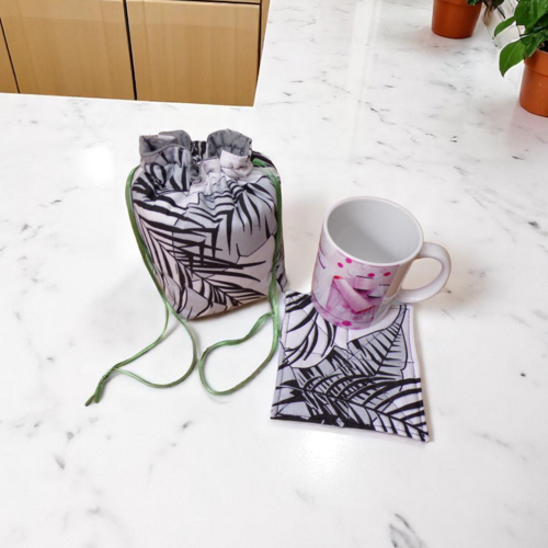 Pochette de transport pour mug et sous mug, sac de rangement forme pochon ouatiné modèle feuillage gris et noir