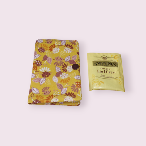 Portefeuille, porte sachets de thé, tisane, accessoire de sac à main modèle fleuri fond jaune