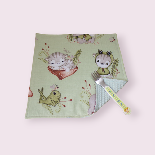 Serviette de table pour enfant doublée nid d'abeille modèle grenouilles et chat