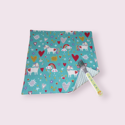 Serviette de table pour enfant doublée nid d'abeille modèle licornes fond turquoise