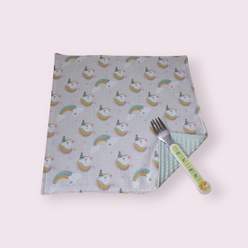 Serviette de table pour enfant doublée nid d'abeille modèle licornes fond gris