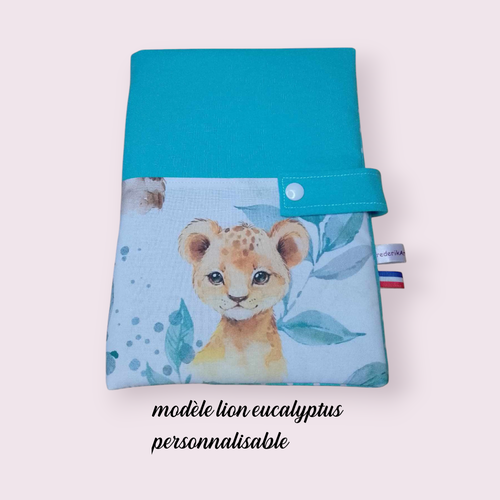 Housse protège carnet de santé enfant personnalisable modèle lion eucalyptus