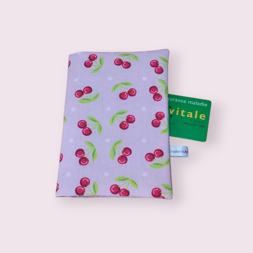 Pochette, étui à ordonnances, carte vitale et carte mutuelle modèle cerises fond rose