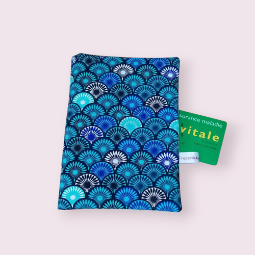 Pochette, étui à ordonnances, carte vitale et carte mutuelle modèle éventails de plumes bleus